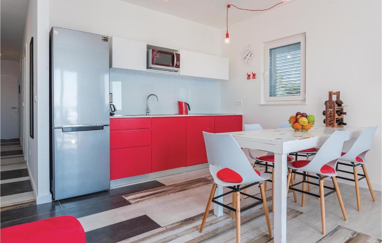 Cozy Apartment In Brodarica With Wifi Exteriör bild