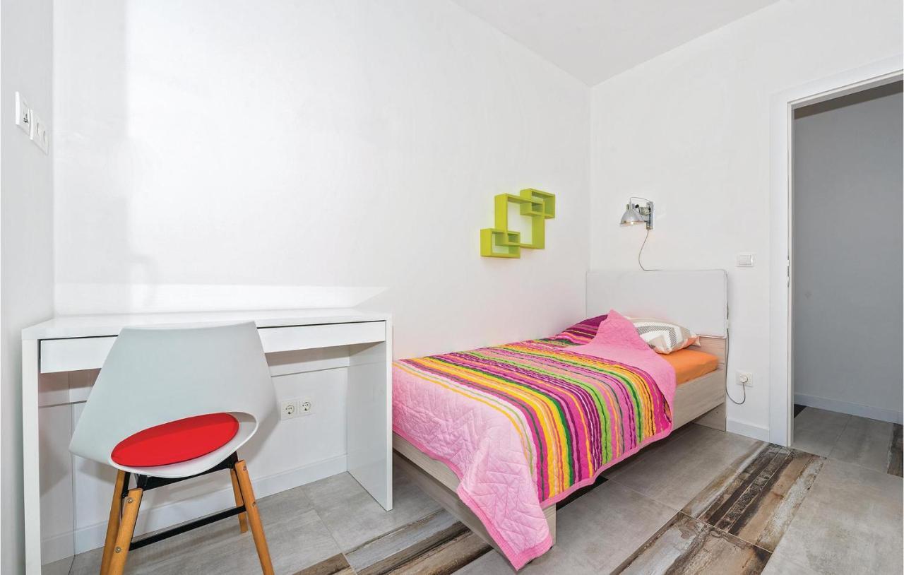 Cozy Apartment In Brodarica With Wifi Exteriör bild