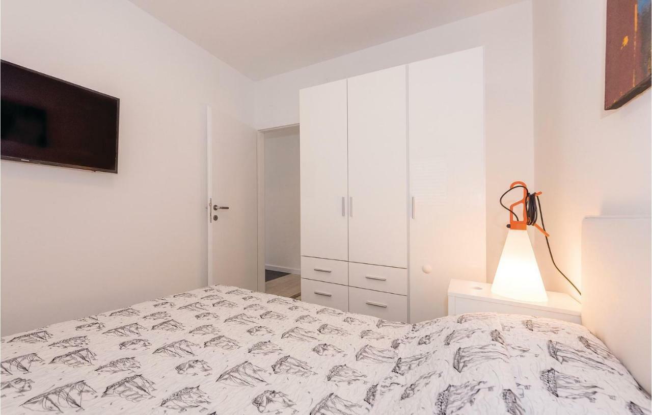 Cozy Apartment In Brodarica With Wifi Exteriör bild